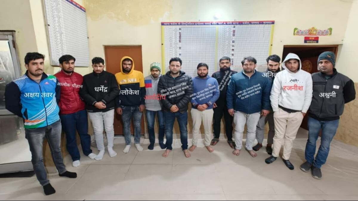 UP पुलिस भर्ती परीक्षा में सॉल्वर गैंग के मास्टमाइंड समेत 12 लोग STF के हत्थे चढ़े.