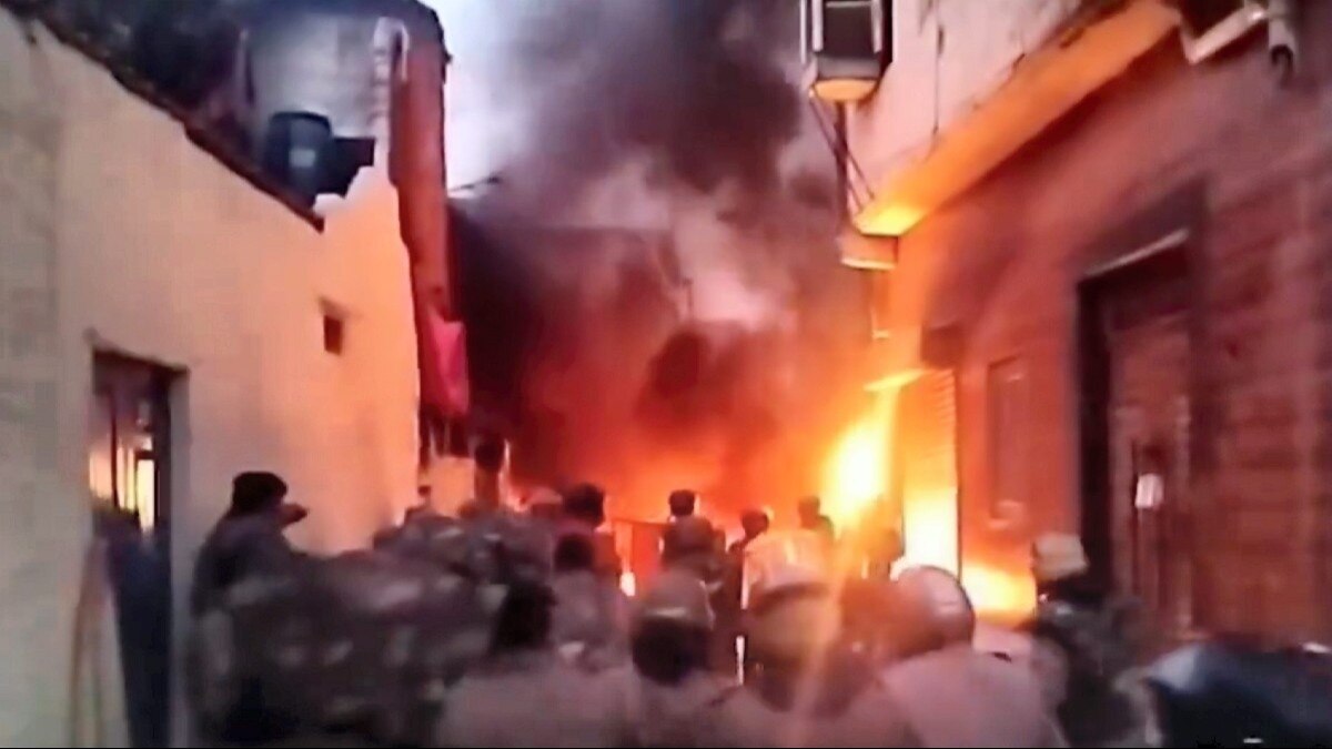 छतों से फेंक रहे थे कांच की बोतल और ईंटें, हम जान बचाने एक घर में छिपे; निकालने आई फोर्स को भीड़ ने गलियों में घेरा...Haldwani हिंसा में बची लेडी कॉन्स्टेबल की आपबीती