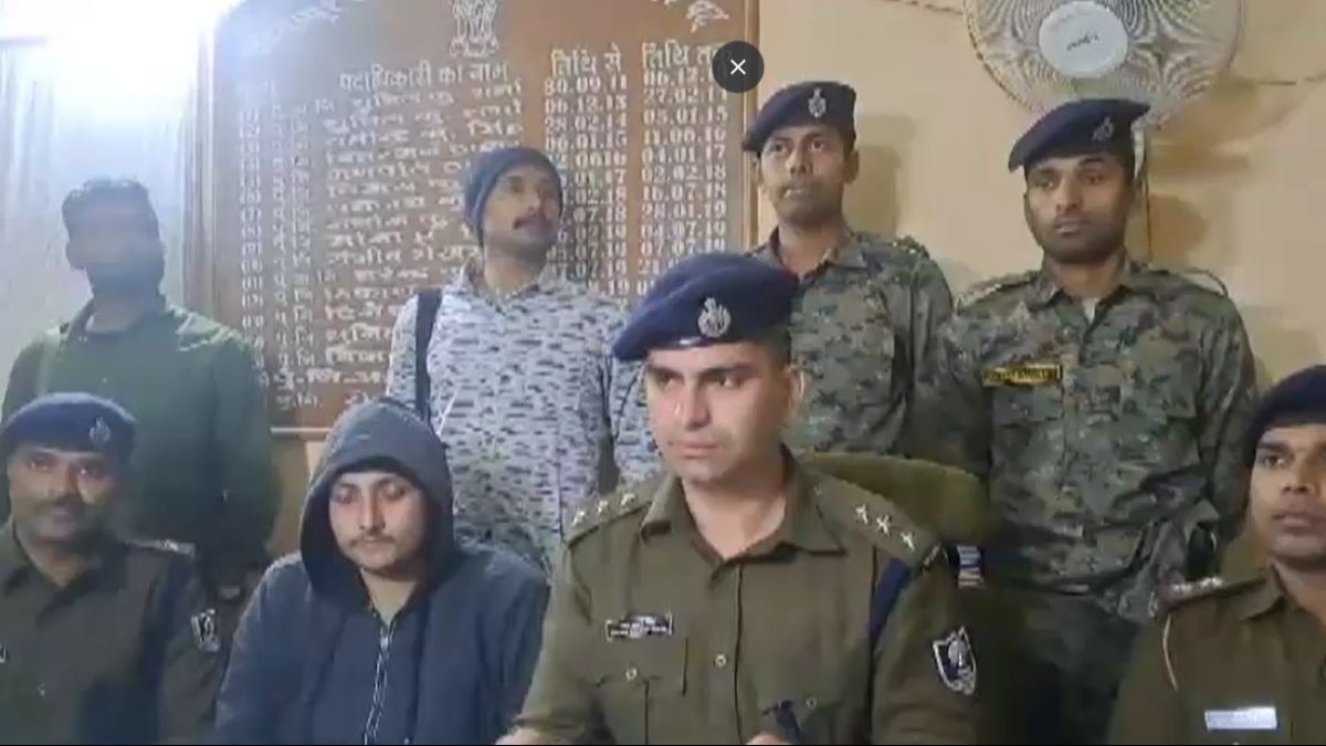 मामले की जानकारी देते पुलिस अधिकारी. 