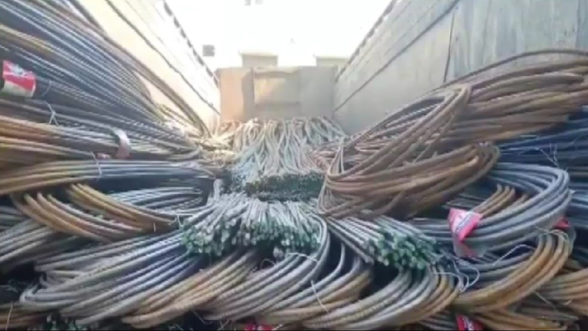 पुलिस ने बरामद की सरिया.