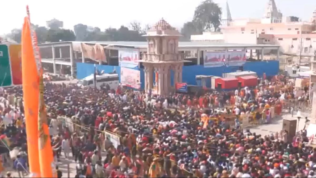 दर्शन के लिए उमड़ रही लोगों की भीड़. (Photo: ANI)