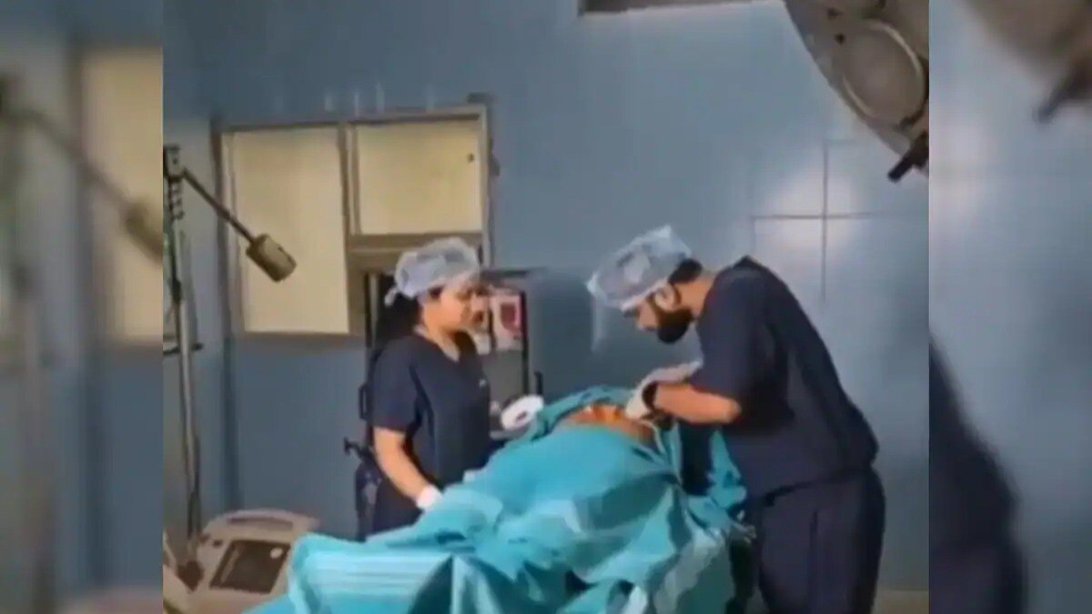 डॉक्टर ने सरकारी अस्पताल में कराया प्री-वेडिंग फोटोशूट, VIDEO वायरल होने के बाद बर्खास्त