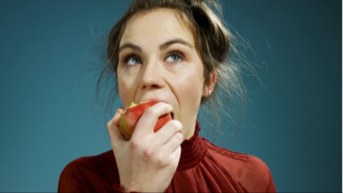 स्किन को जवान रखने के लिए रोज खाएं ये 3 फल, चेहरे पर बढ़ेगी चमक