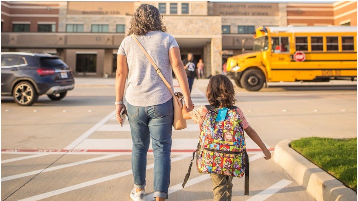 मां की 'बोल्डनेस' पड़ गई बच्चों को भारी, इस स्टिकर के चलते स्कूल ने कहा 'Get Out' 