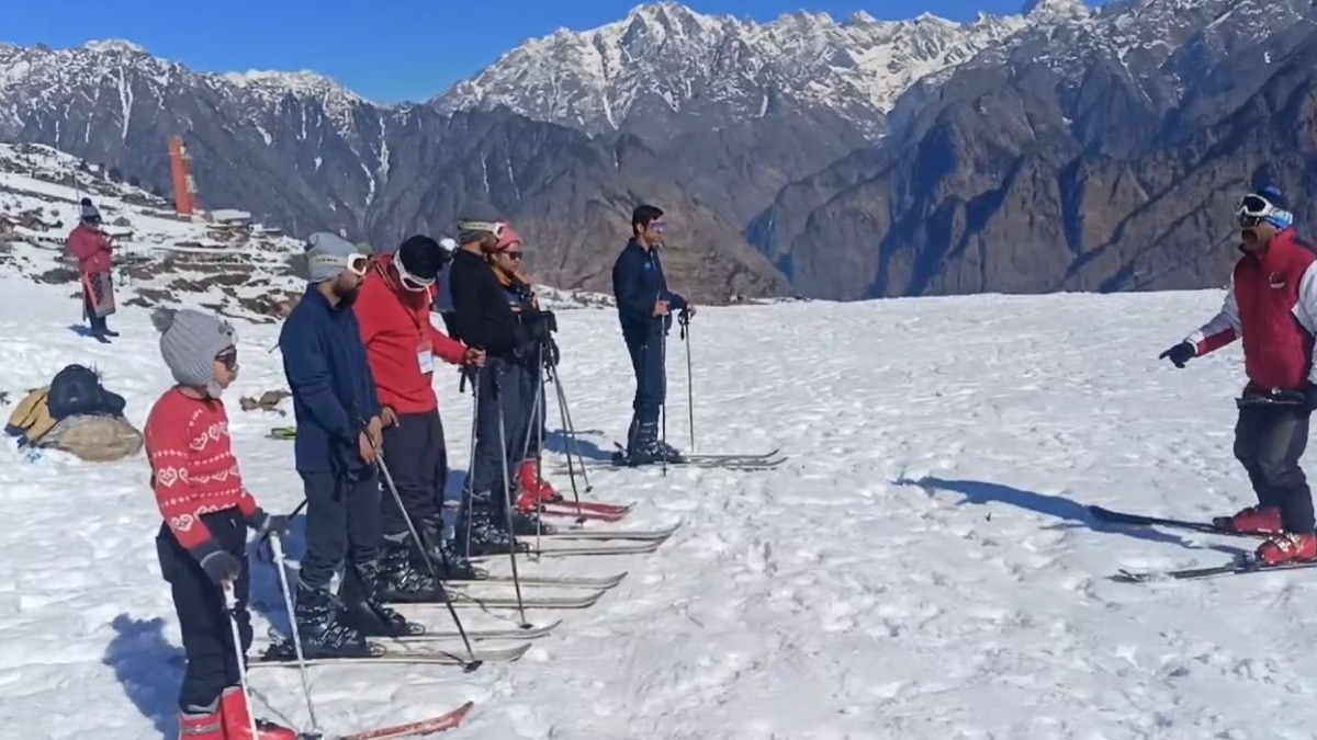 औली में स्कीइंग का मजा ले रहे हैं पर्यटक