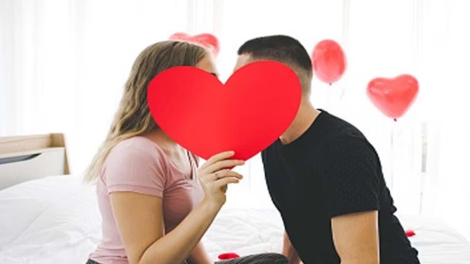 Happy Kiss Day 2024: इन प्यार भरे मैसेज से किस डे को बनाएं खास, अपने पार्टनर को भेजें ये संदेश