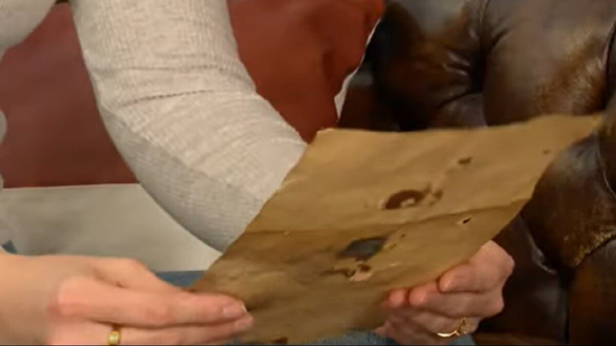 पुराने घर की बाथरूम में मिली ऐसी चिट्ठियां, पढ़कर हैरान रह गया कपल