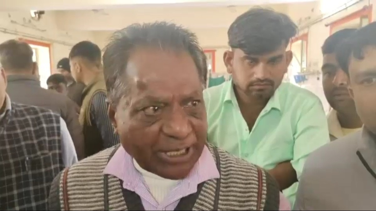 पत्नी से हुई लूट की घटना की जानकारी देते पूर्व सीएमएचओ.