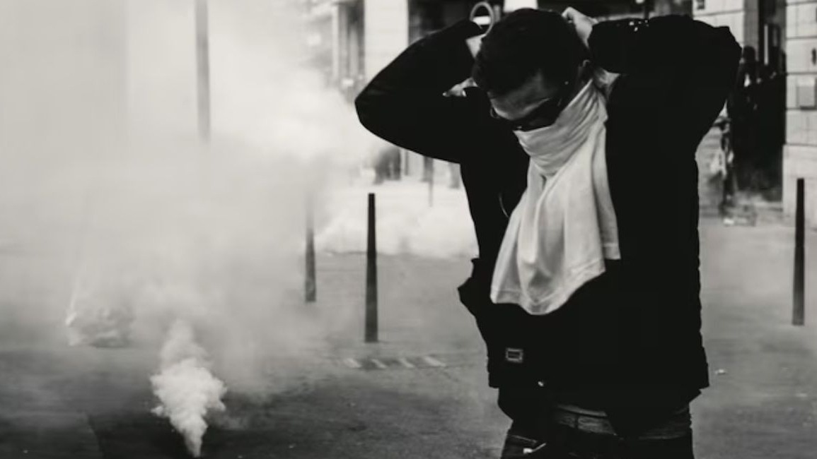 आंसू गैस क्या है और आप इसके प्रभाव से कैसे बच सकते हैं?