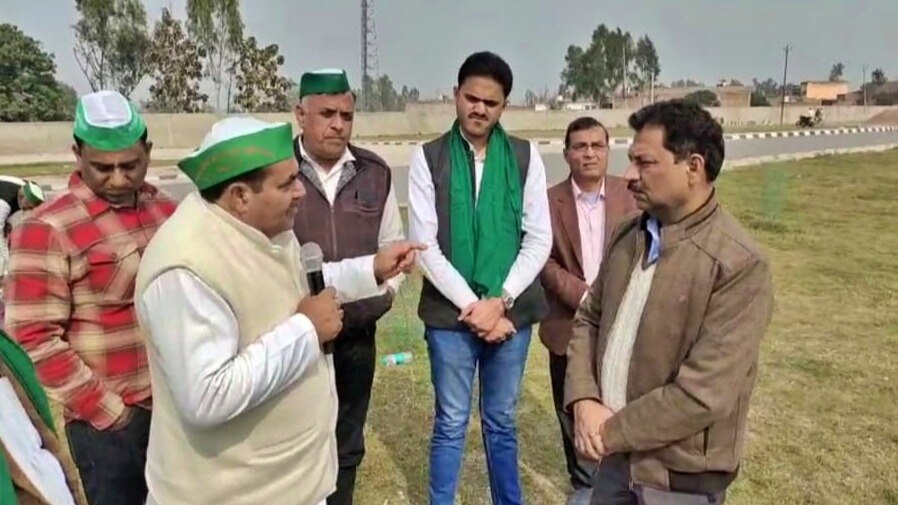 अमरोहा: तहसीलदार से बात करते किसान नेता 