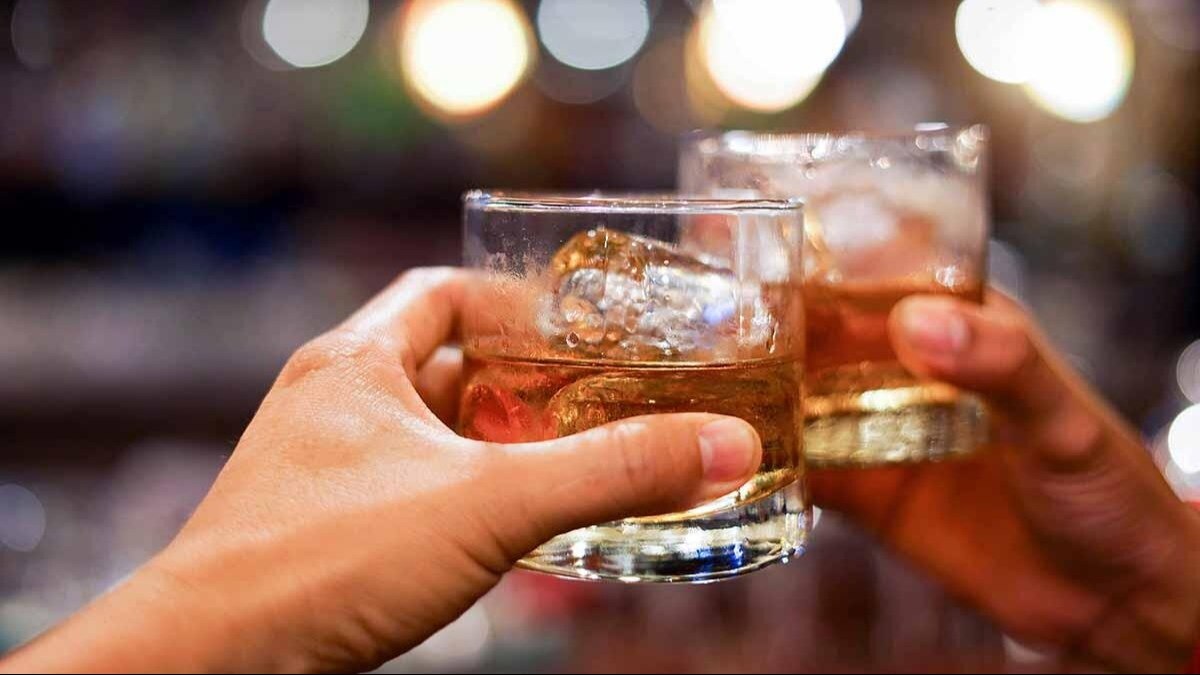 शराब बिक्री में प्रदेश में पहले नंबर पर गौतमबुधनगर, 10 महीने में 1600 करोड़ की शराब पी गए लोग