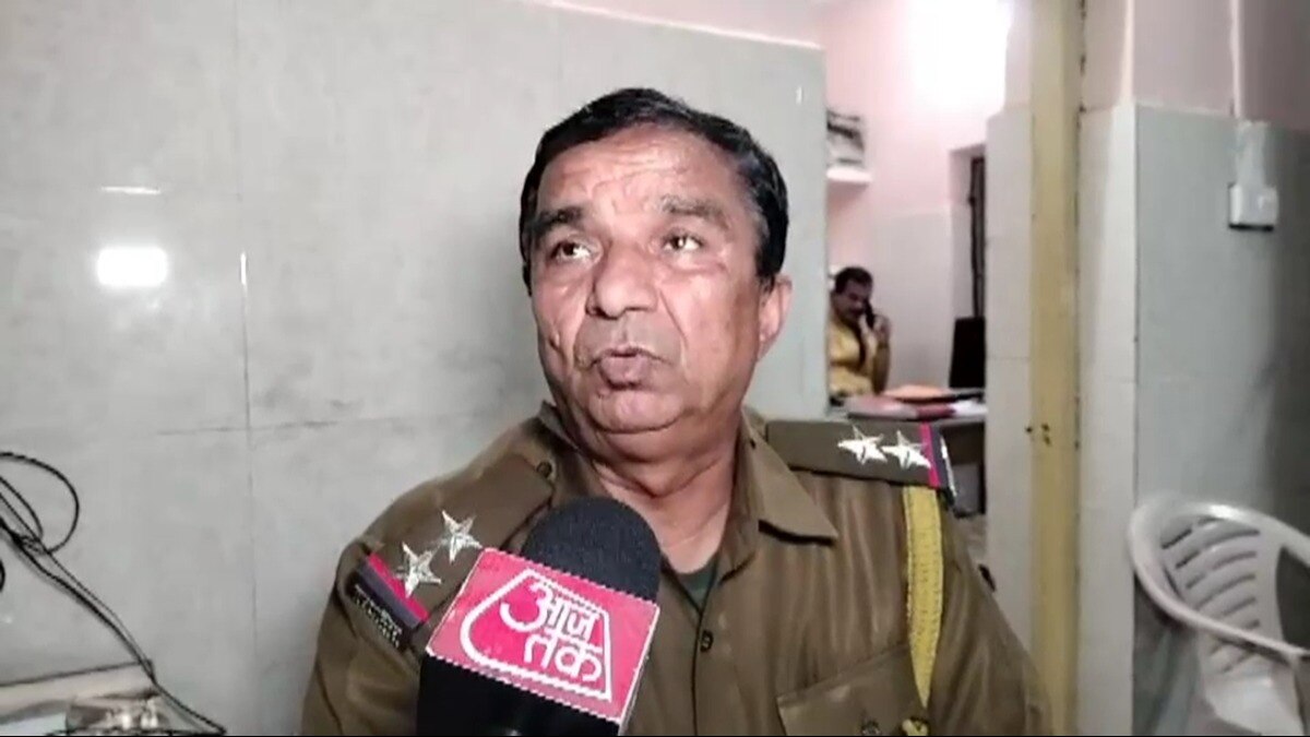 मामले की जानकारी देते पुलिस अधिकारी सुरेश कुमार. 