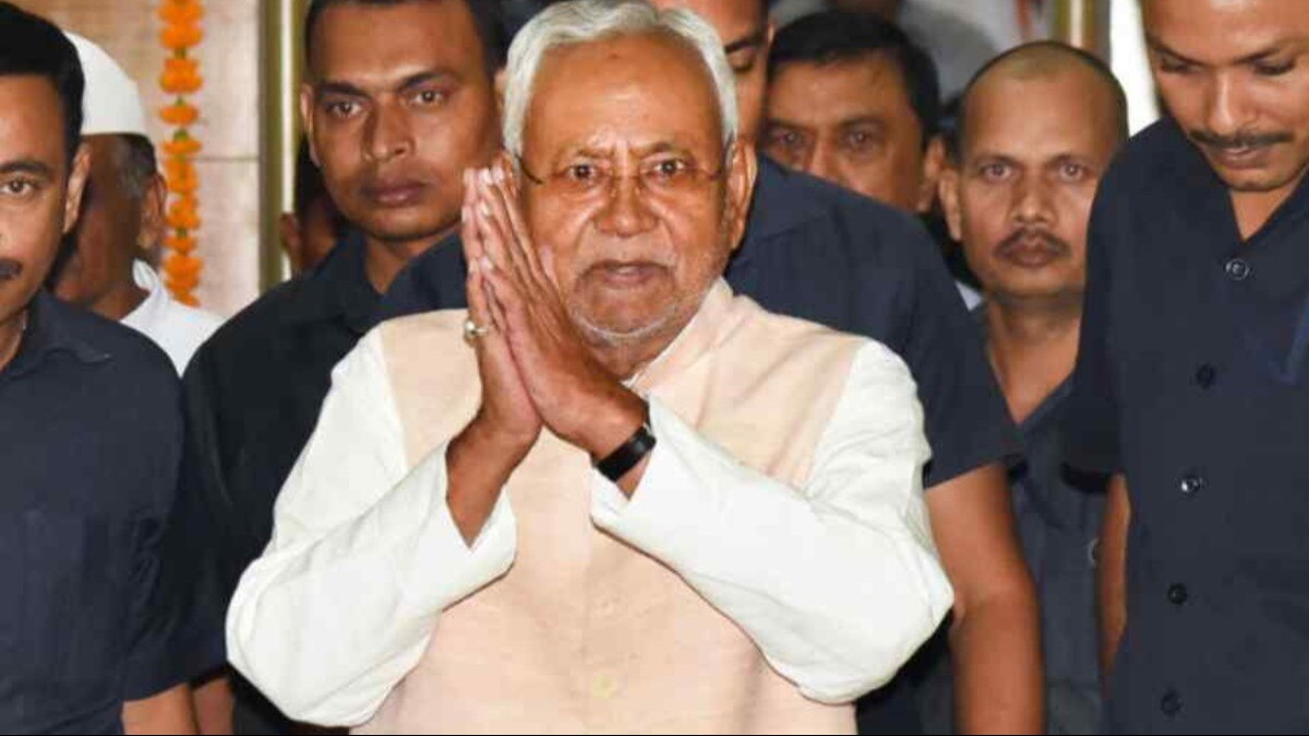 'बीजेपी से अलग हो जाओ, वरना बम से उड़ा देंगे', CM नीतीश को धमकाने वाला गिरफ्तार, DGP को भेजा था मैसेज