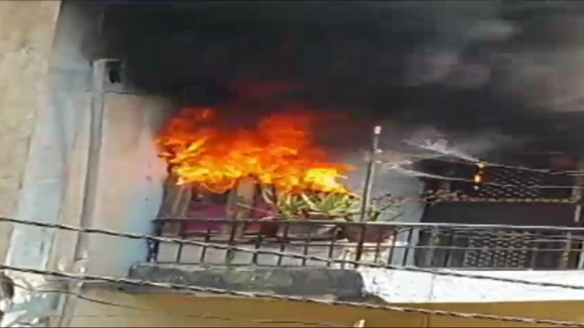 फ्लैट में आग लगने के बाद उठीं लपटें.