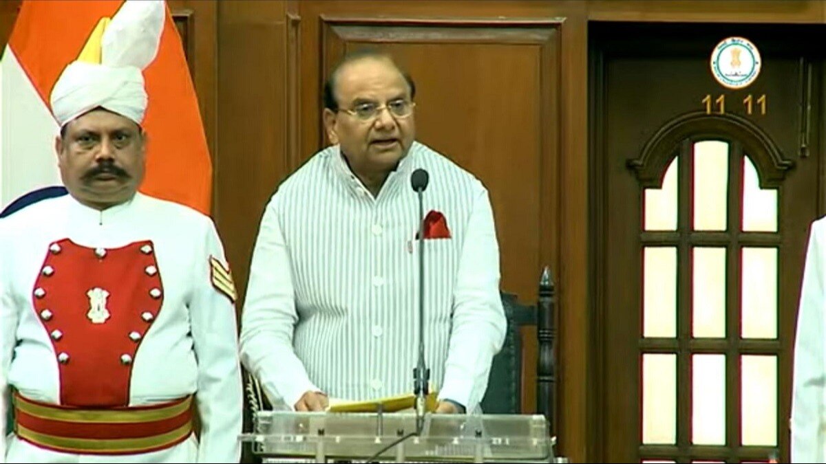 जब भाजपा विधायकों के हंगामे की वजह से LG को 26 मिनट में 10 बार रोकना पड़ा अपना भाषण