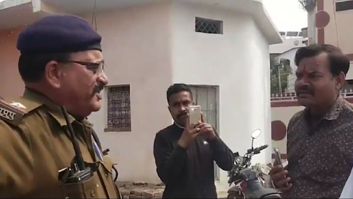 पुलिस और बीजेपी पार्षद के बीच झड़प.