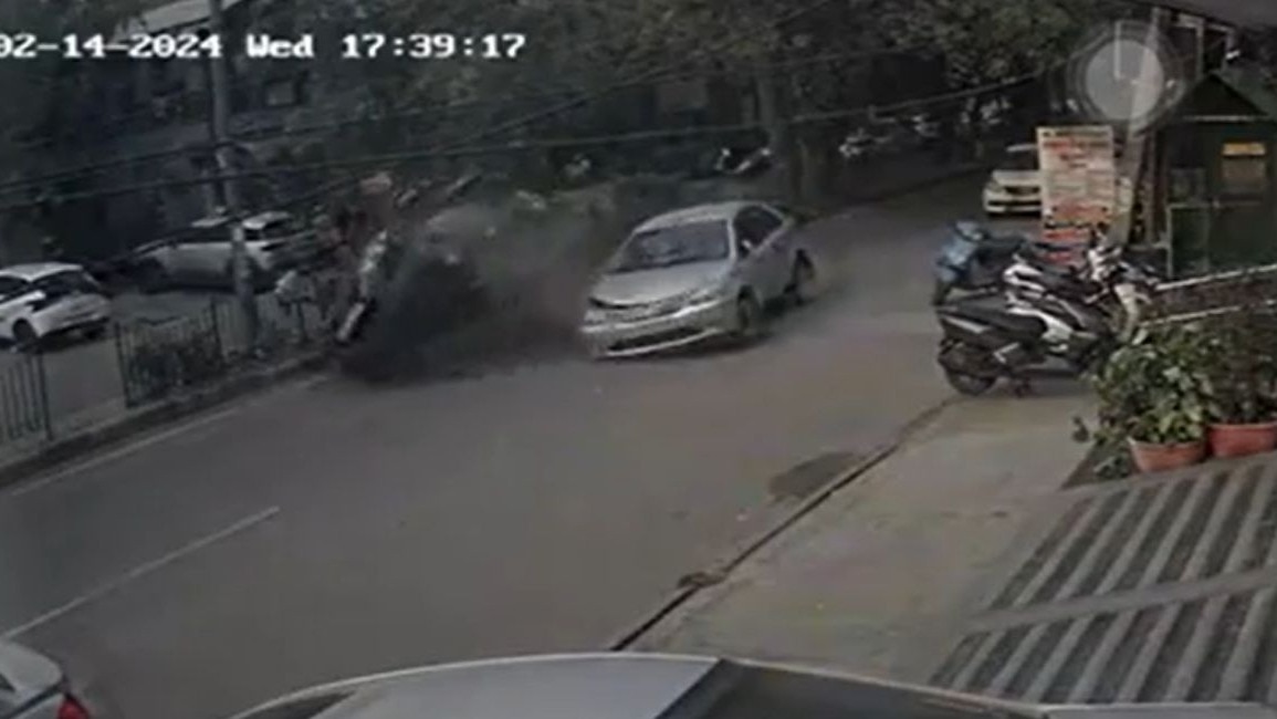 दिल्ली: डिवाइडर से टक्कर के बाद हवा में उछल गई कार... हादसे में धर से अलग हो गया ड्राइवर का सिर