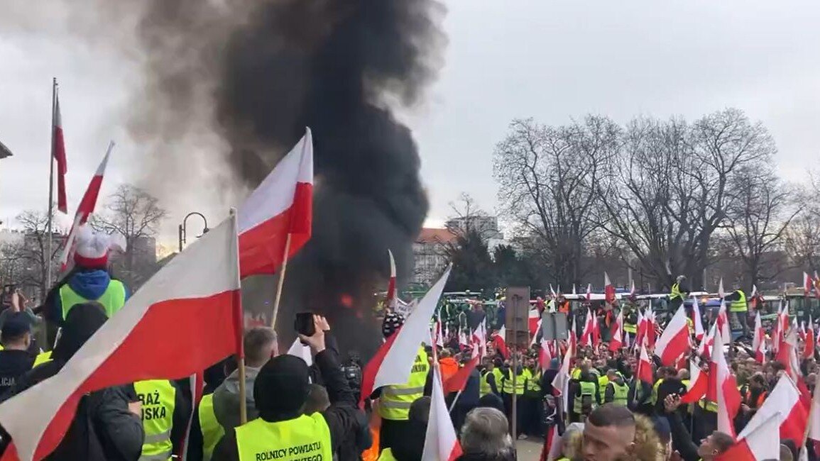 पोलैंड में 500 ट्रैक्टर के साथ 1000 किसानों का बड़ा प्रदर्शन, EU की ऑफिस पर फेंके अंडे