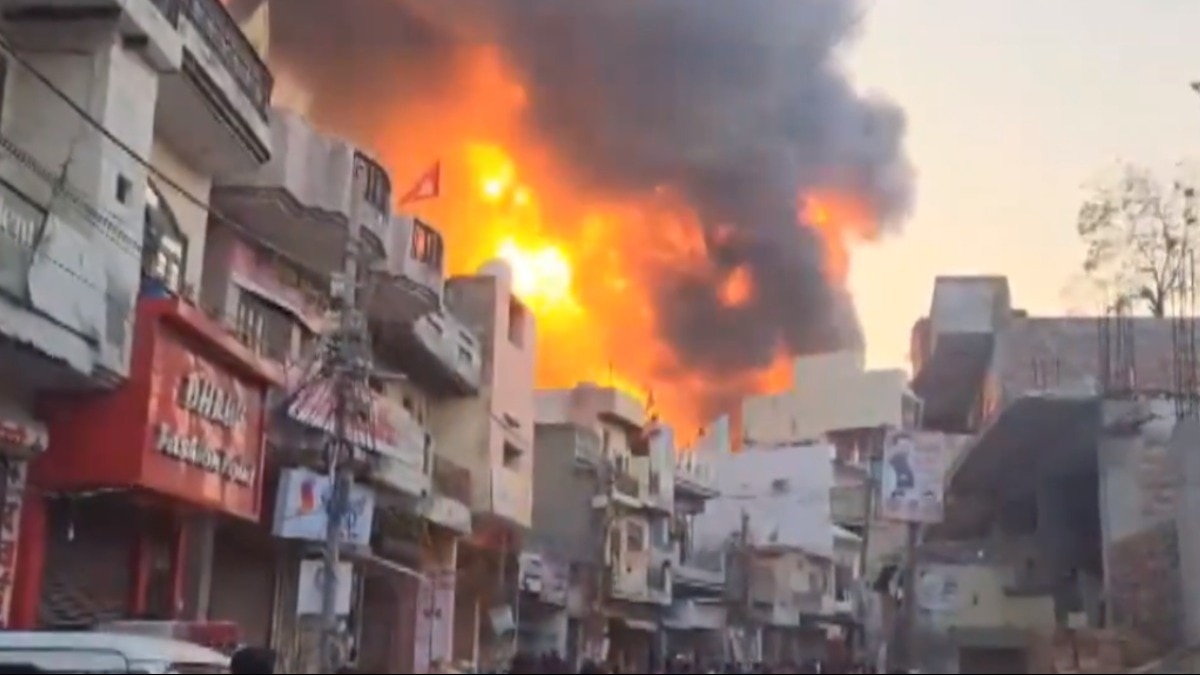 Delhi: लोग अपने घरों में बेहोश होकर गिर रहे थे... संकरी गली की पेंट फैक्ट्री में लगी आग का भयावह था मंजर, 11 लोगों की मौत