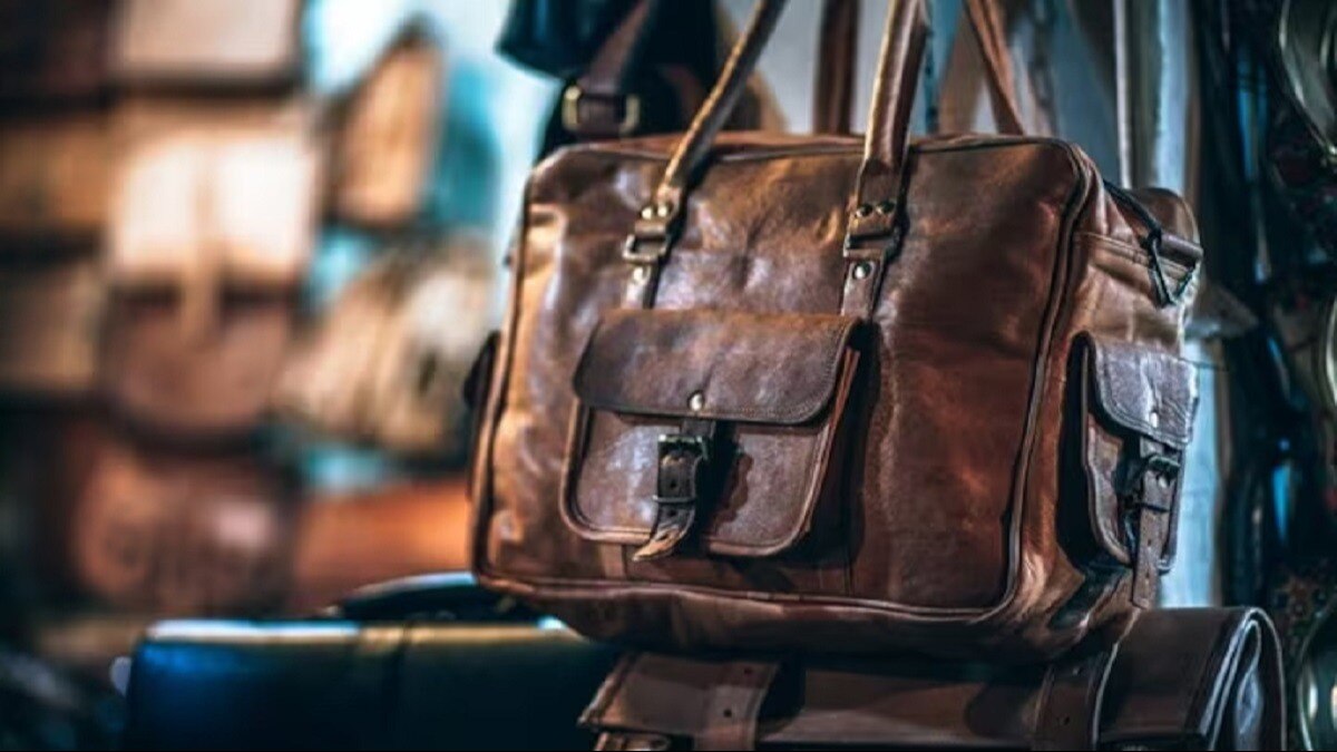 Train में लावारिस बैग देख डरे कर्मचारी, खोलकर देखा तो पांव तले खिसकी जमीन