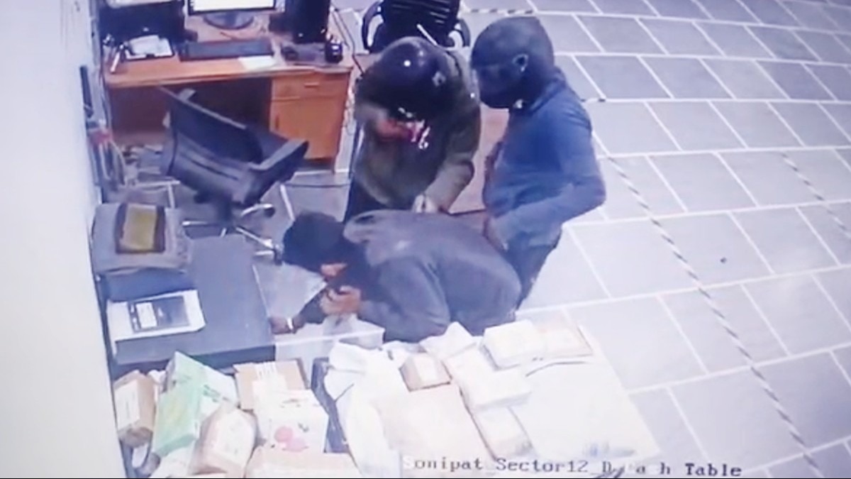 कंपनी के अकाउंटेंट से तिजोरी खुलवाते बदमाश.