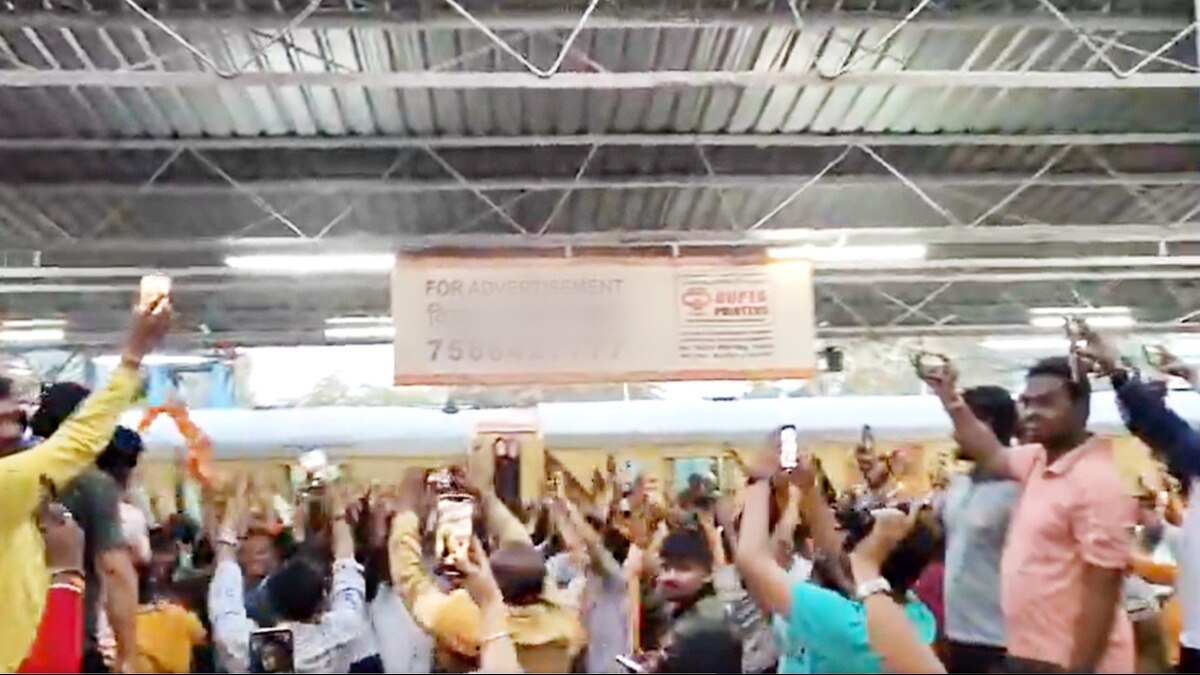 प्लेटफॉर्म पर नाचते-गाते अयोध्या के श्रद्धालुगण.