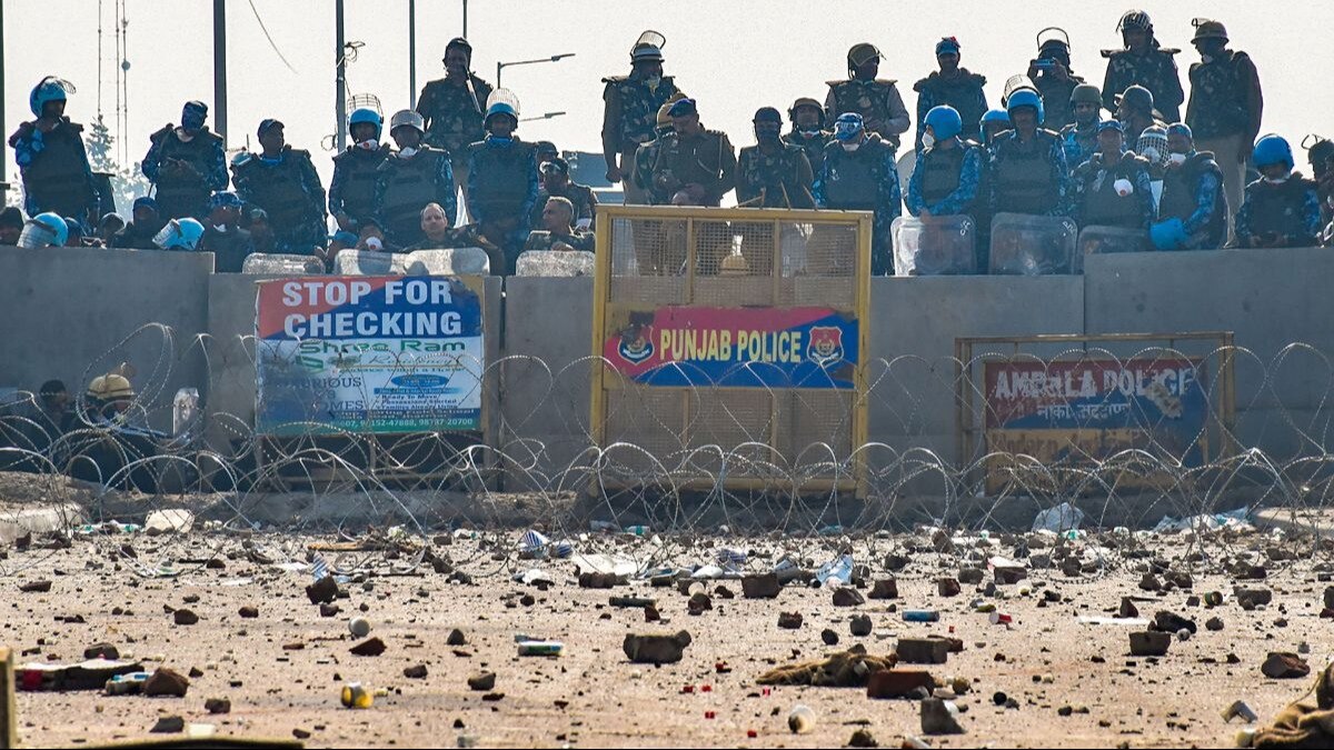 पंजाब-हरियाणा शंभू सीमा पर सड़कों पर पड़ा हुआ ईंट-पत्थर और वहां तैनात सुरक्षाकर्मी