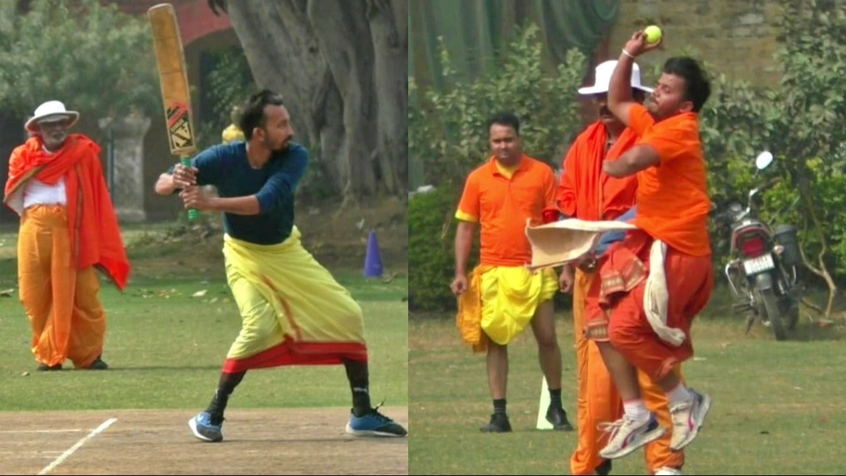 वाराणसी: क्रिकेट खेलते बटुक 