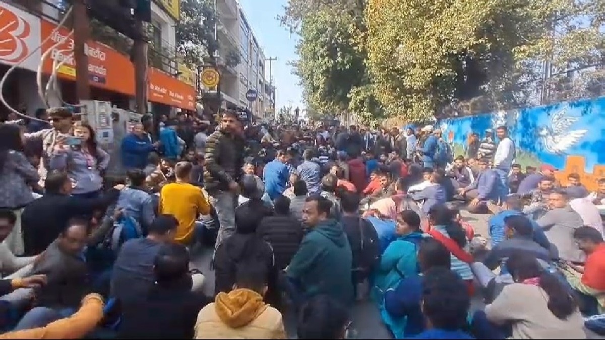 UPNL के कर्मचारियों ने बड़े पैमाने पर किया विरोध प्रदर्शन