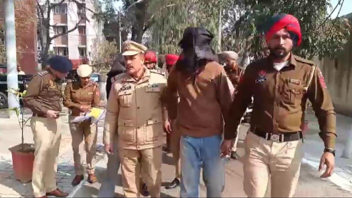 पुलिस की गिरफ्त में आरोपी.