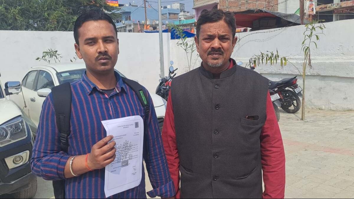 दृष्टिहीन होने के बावजूद मुजफ्फरपुर के रोहित ने हार नहीं मानी और टीचर बने हैं.