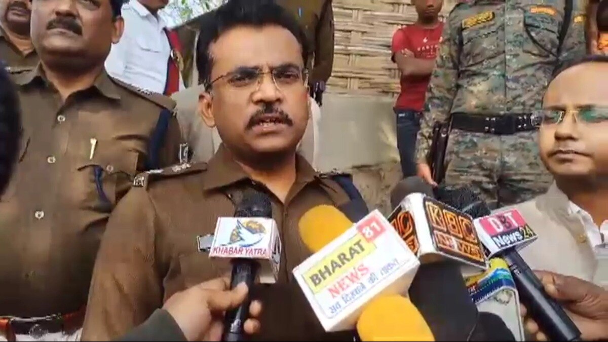 घटना के बारे में जानकारी देते पुलिस अधिकारी.