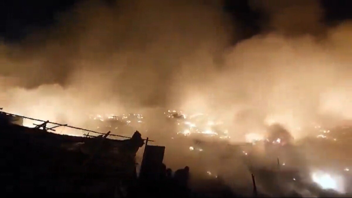 दिल्ली के शाहबाद डेयरी इलाके में लगी भीषण आग. (फोटो-एजेंसी)