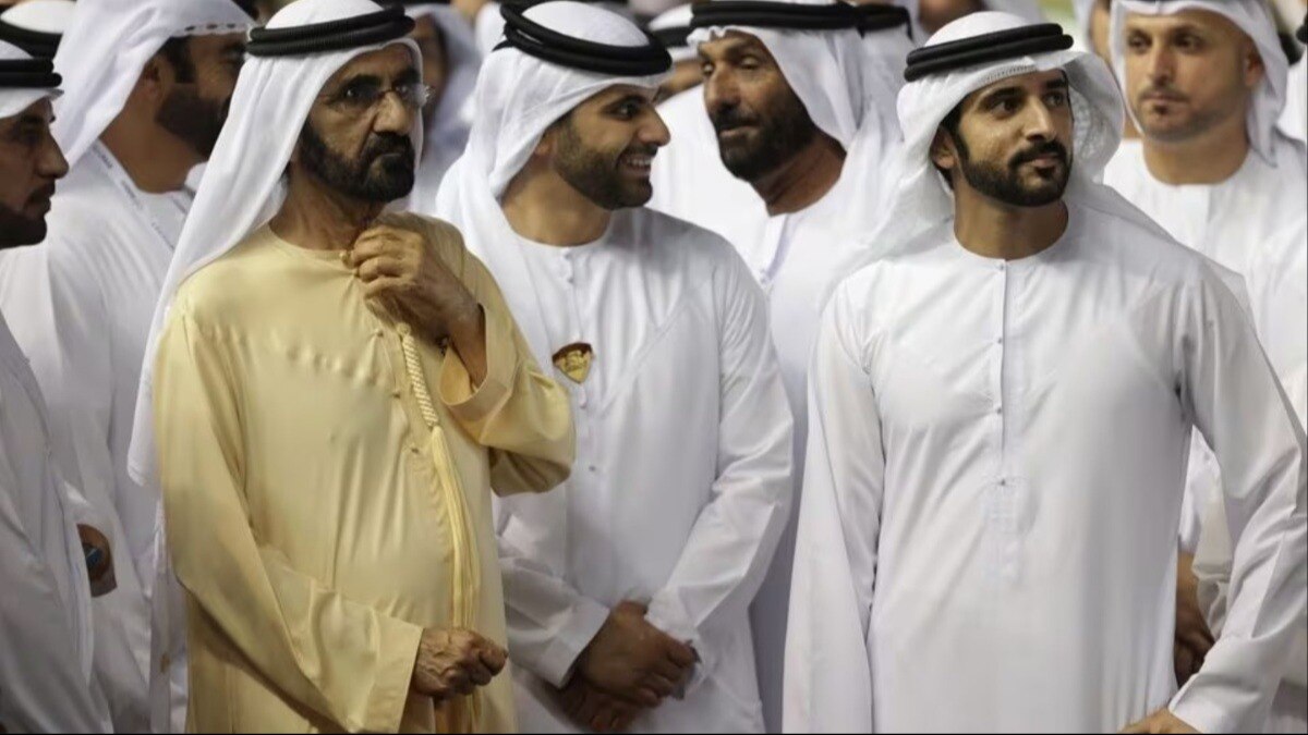दुबई के क्राउन प्रिंस शेख हमदान बिन मोहम्मद अल-मकतूम (बाएं) के साथ यूएई के प्रधानमंत्री शेख मोहम्मद बिन राशिद अल-मकतूम (दाएं) (Photo- Reuters)