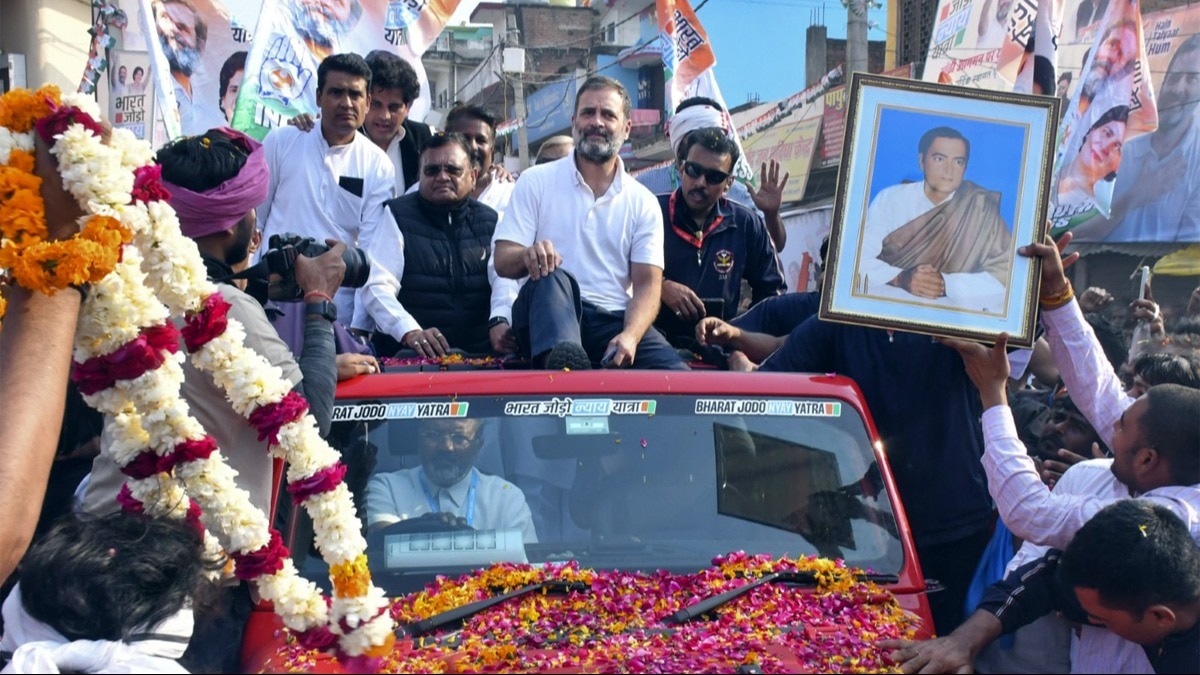 राहुल गांधी अमेठी में अकेले स्मृति ईरानी से जूझ रहे हैं