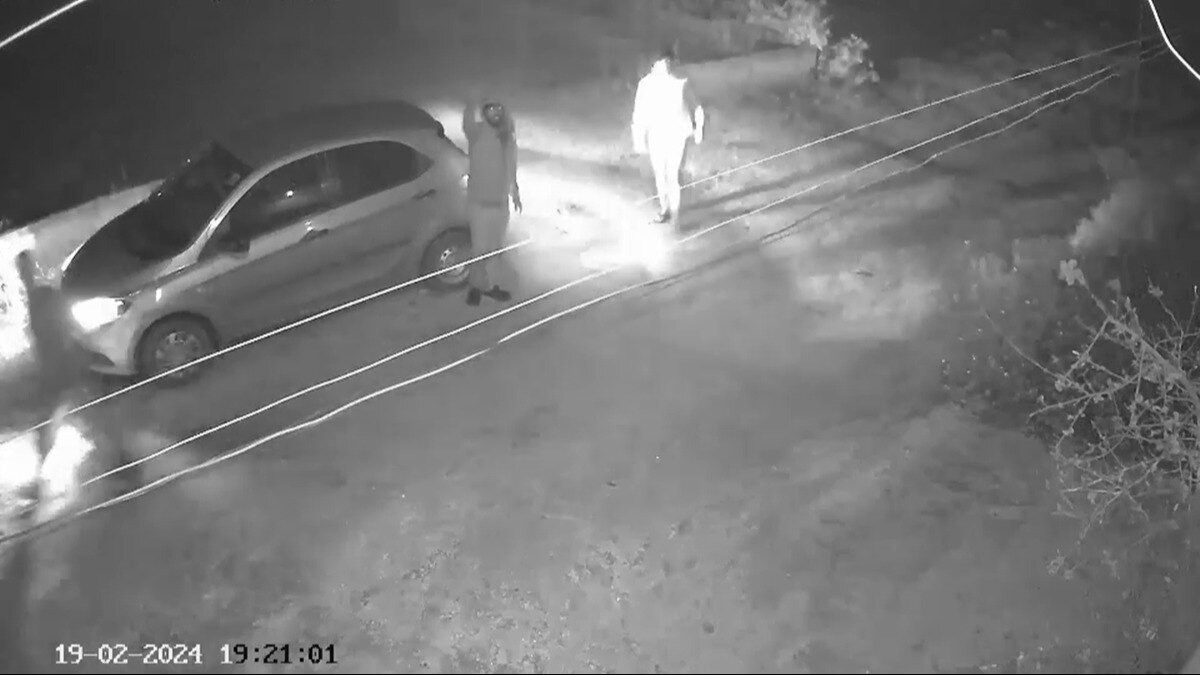 सीसीटीवी में कैद हुए व्यापारी के घर फायरिंग करते अपराधी. 