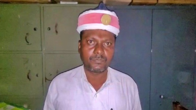 देवरिया पुलिस की गिरफ्त में अर्दली