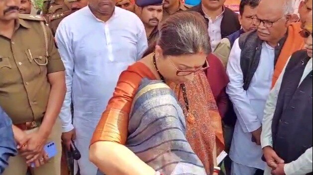 अमेठी: स्मृति ईरानी के साथ फ़रियादी महिला