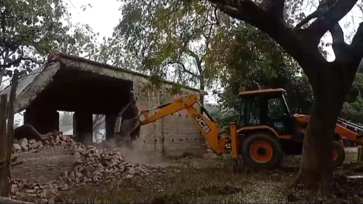 पीड़िता ने रिश्तेदारों से कर्ज लेकर और गहने बेचकर बनवाया था घर.