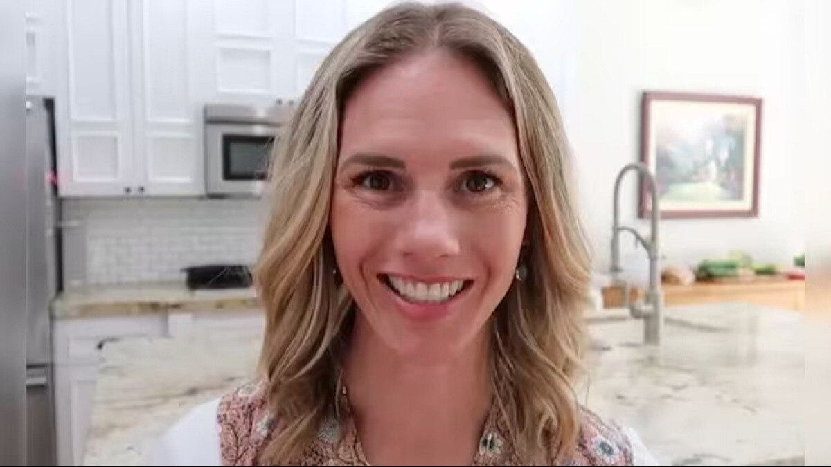 अपने बच्चों को भूखा तड़पाती, YouTube पर सिखाती थी पैरेंटिंग, इंफ्लुएंसर का नकाब खुला तो...