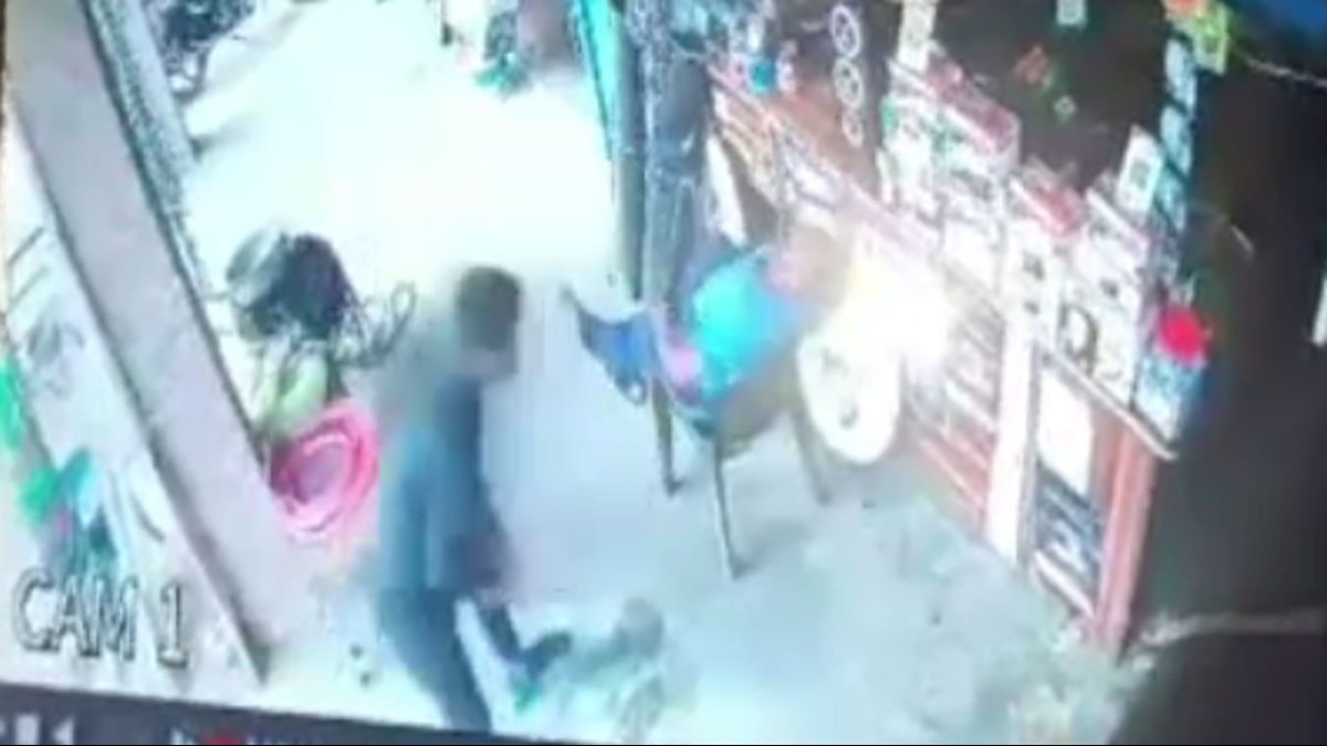 Angry Student beaten shopkeeper