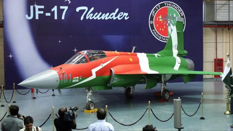 पाकिस्तान-अजरबैजान के बीच बड़ी डिफेंस डील हुई है (Photo- AFP/Getty) पाकिस्तान-अजरबैजान के बीच बड़ी डिफेंस डील हुई है (Photo- AFP/Getty)