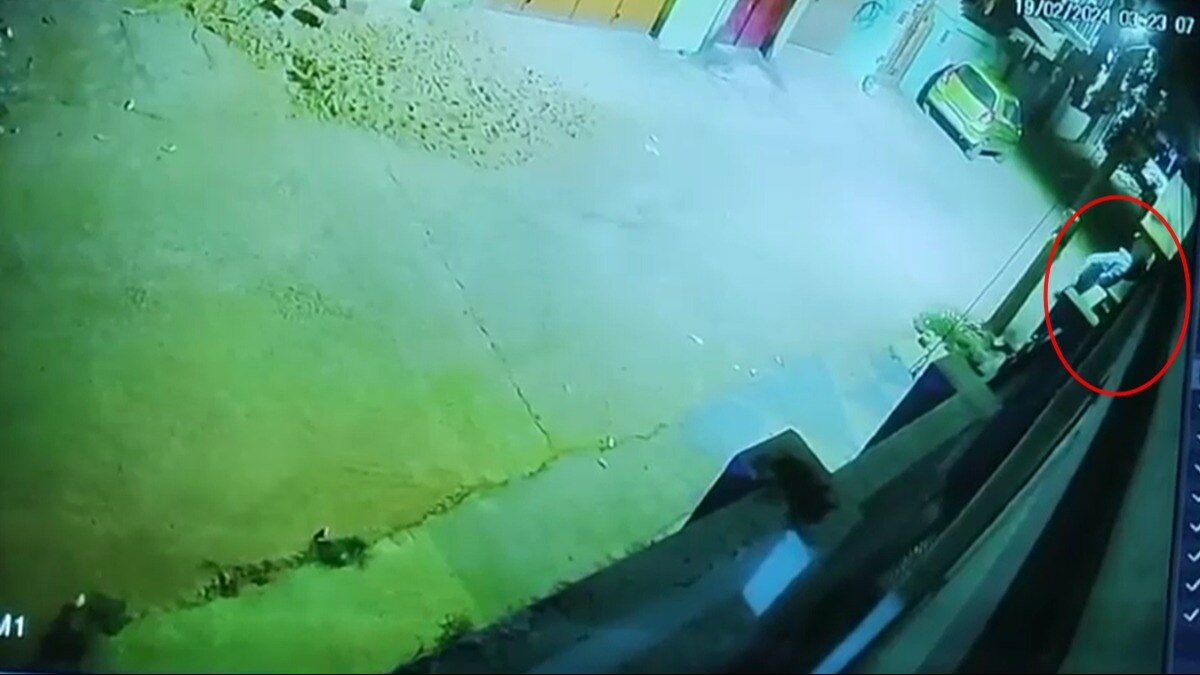 सीसीटीवी कैमरे में घर की दीवार फांदते हुए आरोपी ड्राइवर हुआ था कैद.