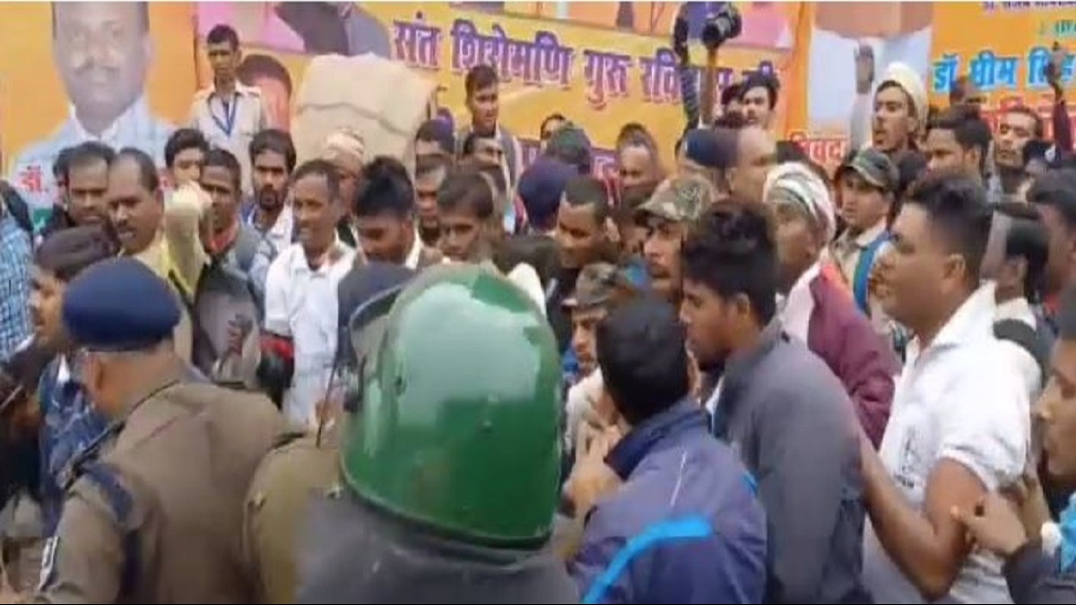 पटना पुलिस ने किया लाठीचार्ज