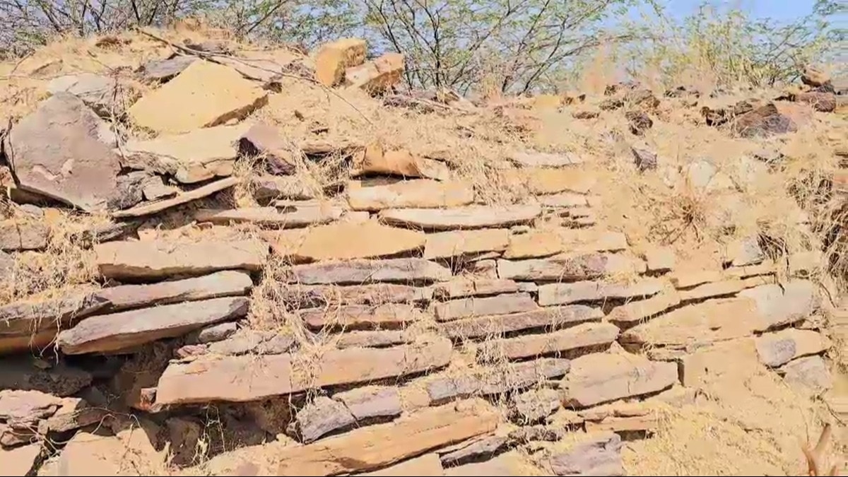 मध्यकालीन किला समझकर ग्रामीणों ने दबे खजाने की तलाश में शुरू की थी यहां खुदाई. 
