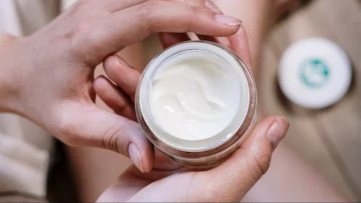 भारत में लोगों के बीच गोरा होने की क्रीम प्रचलन में है (Photo- Pexels)