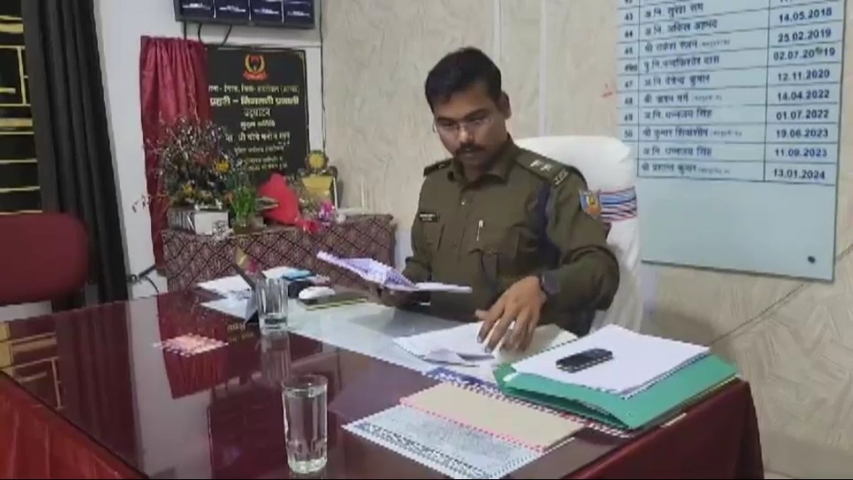 घटना की जानकारी देते इचाक थाने के पुलिस अधिकारी.