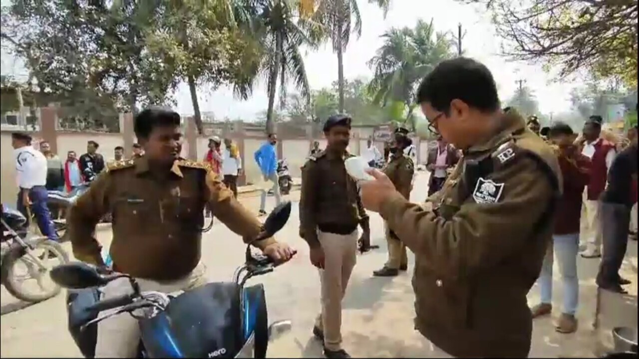 Bihar: पुलिसकर्मियों, पत्रकारों का काटा चालान, दरभंगा में ट्रैफिक थाना प्रभारी बोले कानून सबके लिए बराबर - Challan issued to policemen and journalists traffic station in ...