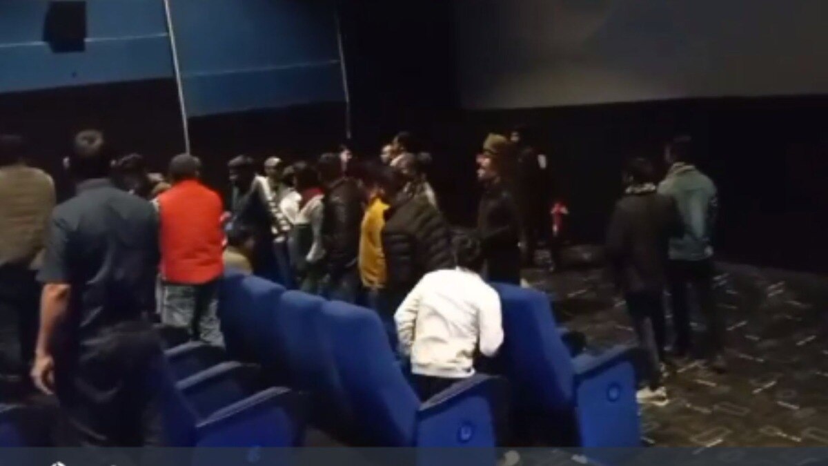 सिनेमा हॉल में फिल्म में खोए थे दर्शक, अचानक शुरू हो गया हंगामा