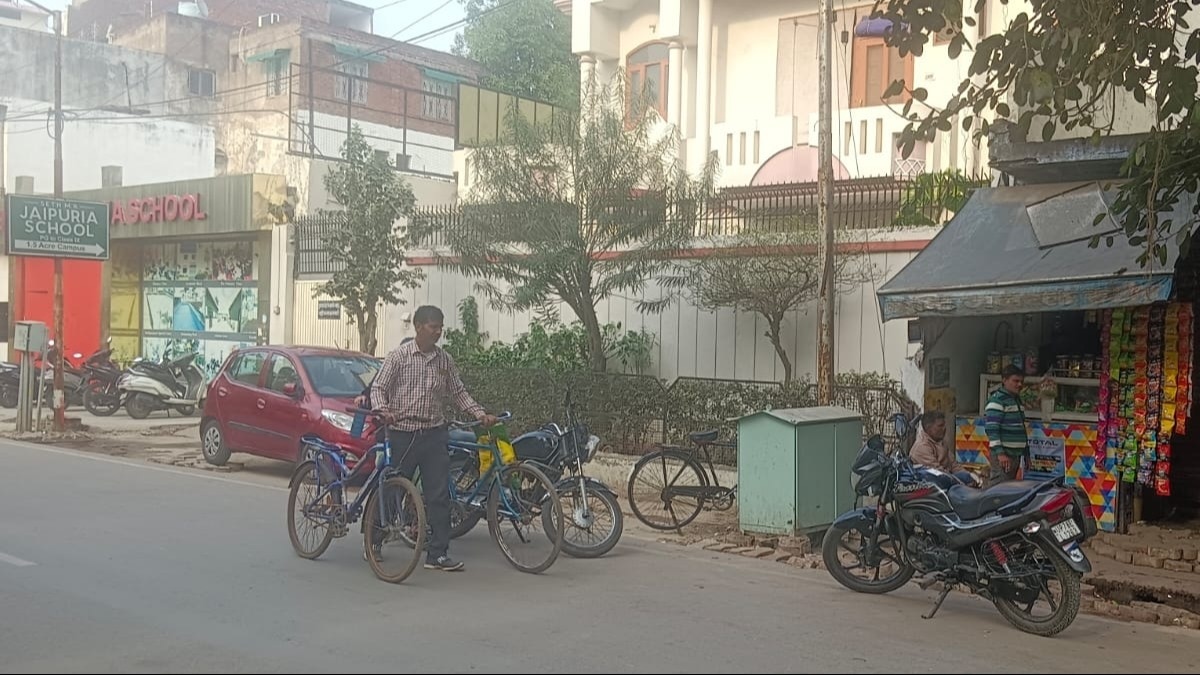 कानपुर का जयपुरिया स्कूल, जिसके बगल में बना है शराब का ठेका.